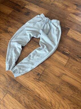🔥 GREAT DEAL Under Armour Grey Jogger Sweatpants Small Loose Fit
